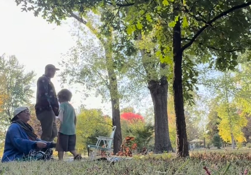 Adevăratul cost al izolării totale: incidentul care i-a făcut pe doi tineri să renunțe la „viața perfectă” din mijlocul naturii