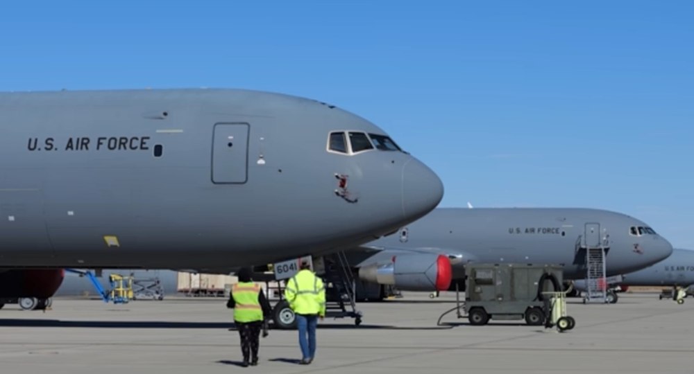 Al cincilea avion american a ajuns la București. La Baza 90 Aeriană sunt parcate cinci Boeing KC-135 Stratotanker