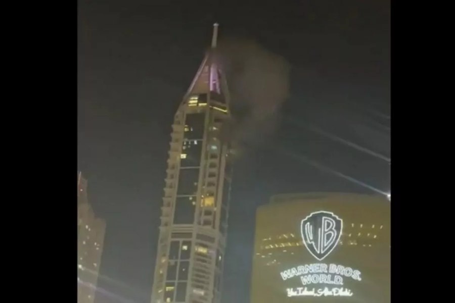 Alertă în Dubai. Clădiri evacuate, după ce 23 Marina Tower a fost lovit după interceptarea unor proiectile