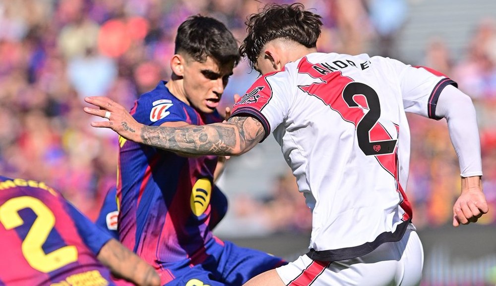 Andrei Rațiu, sclipitor împotriva Barcelonei. A cerut un penalty, arbitrul s-a făcut că nu vede