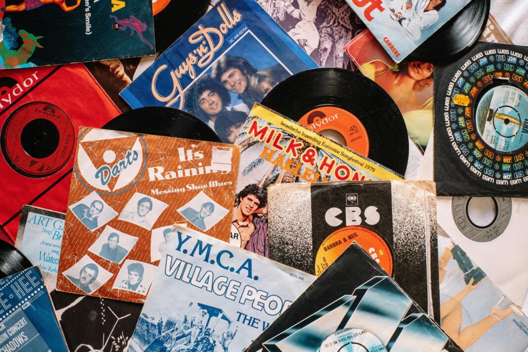 Anii ’90, de la „plictisitori” la nostalgie colectivă: de ce generațiile actuale vor să se întoarcă la o epocă pre-digitală