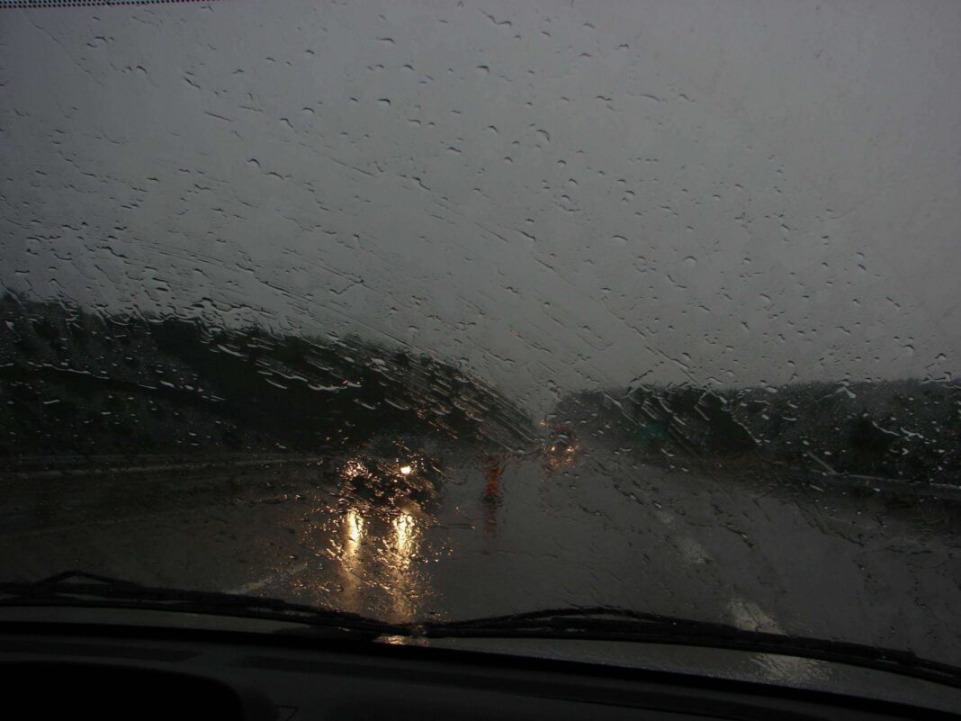 ANM anunță vânt puternic, ploi și ninsori la munte până marți dimineață