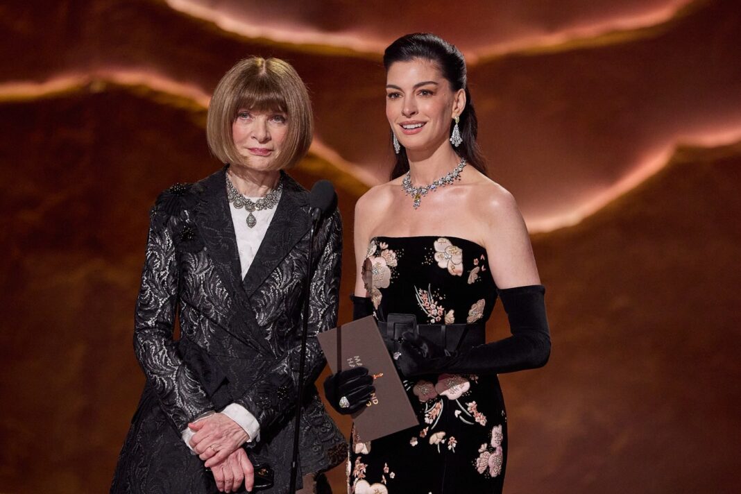 Anne Hathaway și Anna Wintour recreează spiritul The Devil Wears Prada într-un moment viral la Oscaruri
