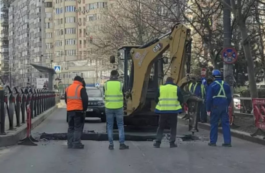 Asfaltul s-a surpat pe Bulevardul Basarabia, în zona lucrărilor de tramvai. Traficul a fost restricționat