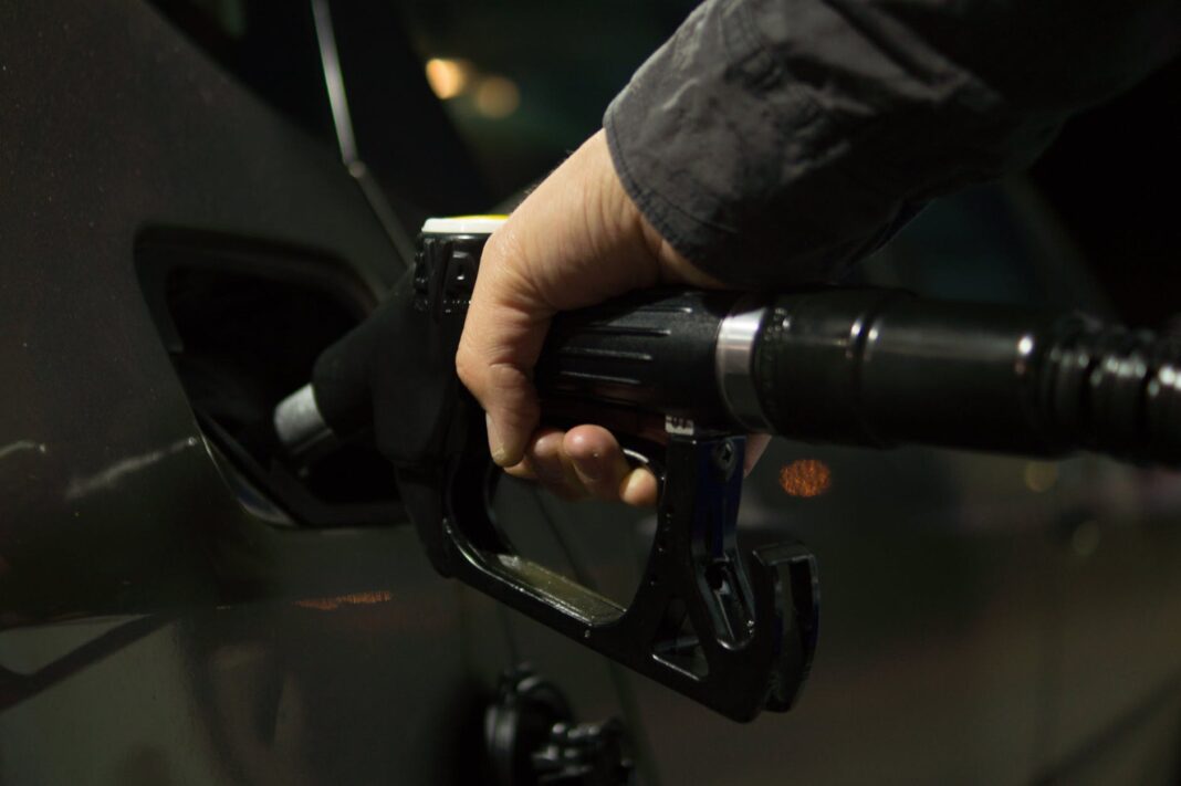 Asociația Energia Inteligentă: Într-un scenariu pesimist, după 3 luni de război în Orientul Mijlociu, prețul motorinei poate ajunge în România la 16,8 lei / ”Un val de decizii politice hazardate pot produce un dezastru economic”