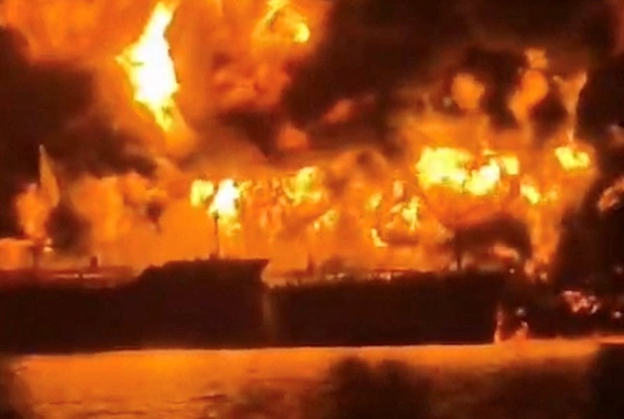 Atac devastator în apele irakiene: două petroliere străine incendiate, un membru al echipajului ucis și 38 de oameni salvați