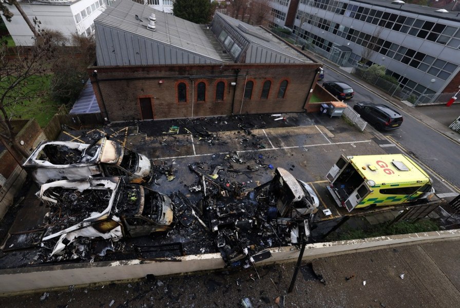 Atacul asupra ambulanțelor unui serviciu de voluntari din Londra, surprins de camerele de supraveghere. Atacul a fost revendicat