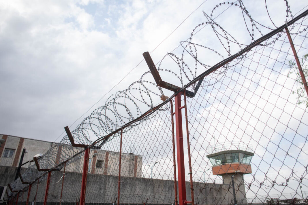 Avocată anchetată după ce ar fi introdus ilegal un telefon în Penitenciarul Botoşani și l-ar fi înmânat unui deţinut