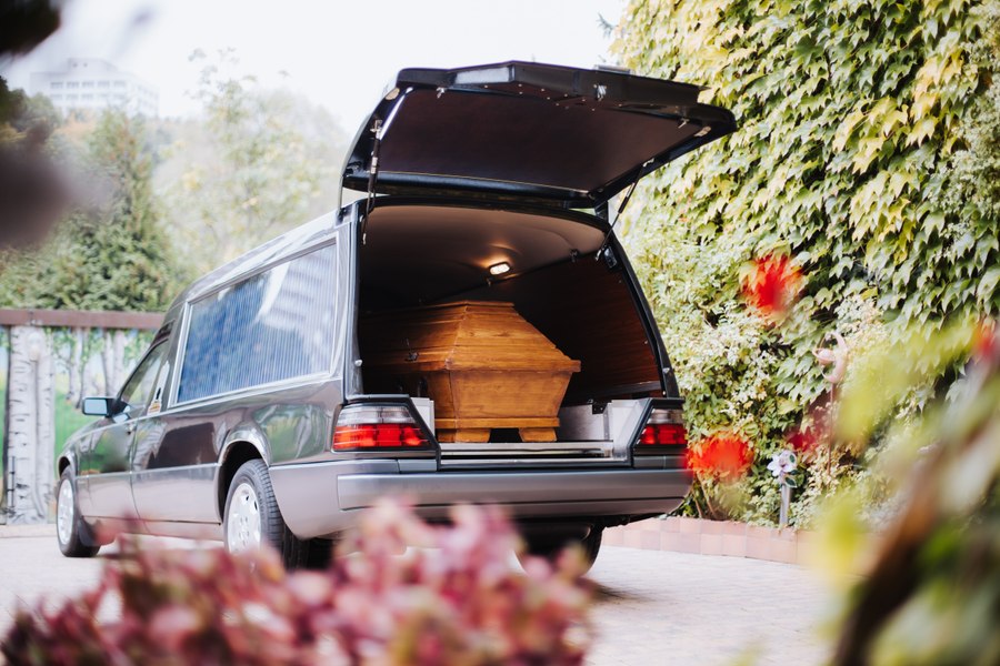 Bani mai mulți pentru înmormântare din 30 martie. În ce situații statul plătește doar jumătate din ajutorul de deces