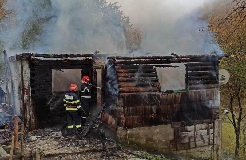 Bărbat decedat într-o localitate din județul Vaslui după ce în locuinţa sa a izbucnit un incendiu / Autospeciala ISU a ajuns după o oră la intervenție pentru că a rămas blocată în noroi