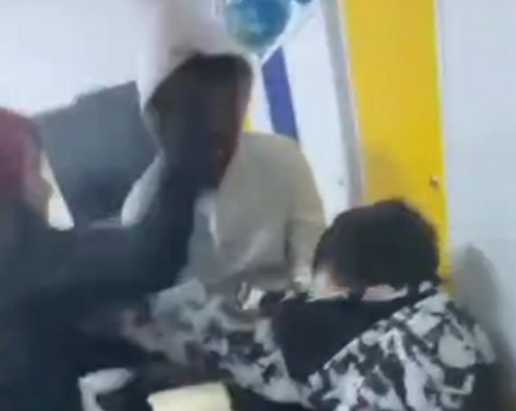 Bătaie într-o şcoală din Dâmboviţa. Elev de clasa a VI-a, lovit cu pumnii de câţiva colegi mai mari chiar în sala de clasă