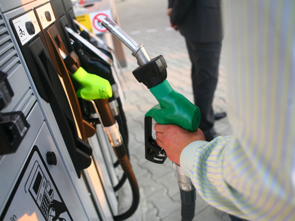 Benzina şi motorina, mai scumpe în România decât în Ungaria