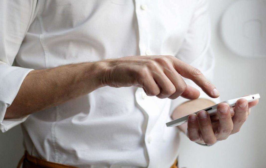 Bitdefender: Peste un milion de români vizați de SMS-uri frauduloase care imită FAN Courier