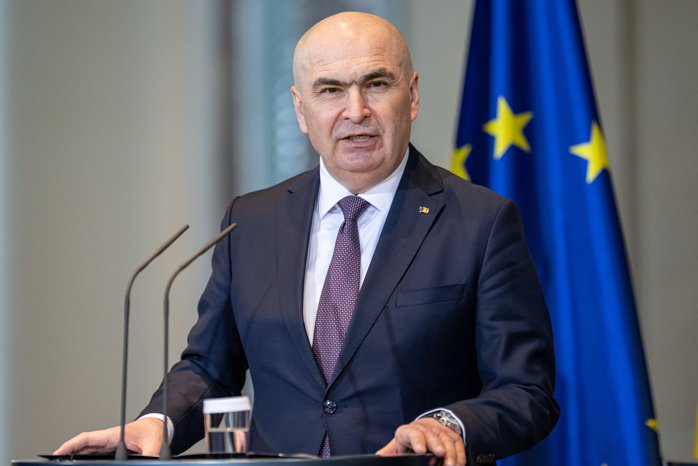 BREAKING. După trei luni de întârziere şi o ceartă cumplită, bugetul a fost aprobat. Premierul Bolojan: Aţi votat bugetul, un buget care prevede o nouă abordare corectă faţă de cetăţeni. Toate reformele făcute până acum, reforma administraţiei, reforma pensiilor speciale, reducerile de cheltuieli din instituţiile publice, sunt reflectate în acest buget