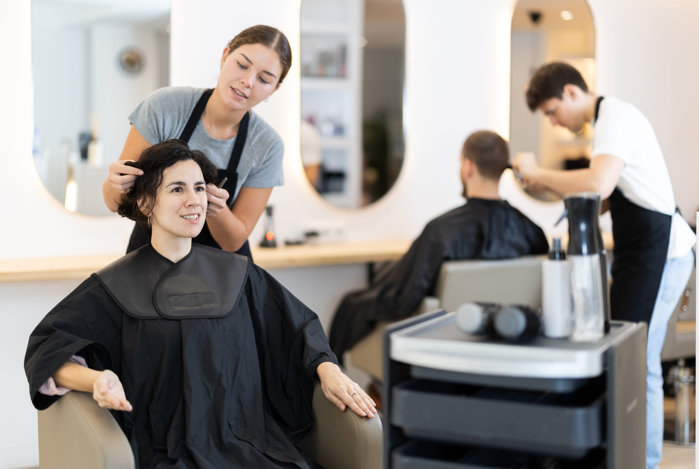 Businessul frumuseţii. Câţi bani lasă lunar românii în saloanele de înfrumuseţare