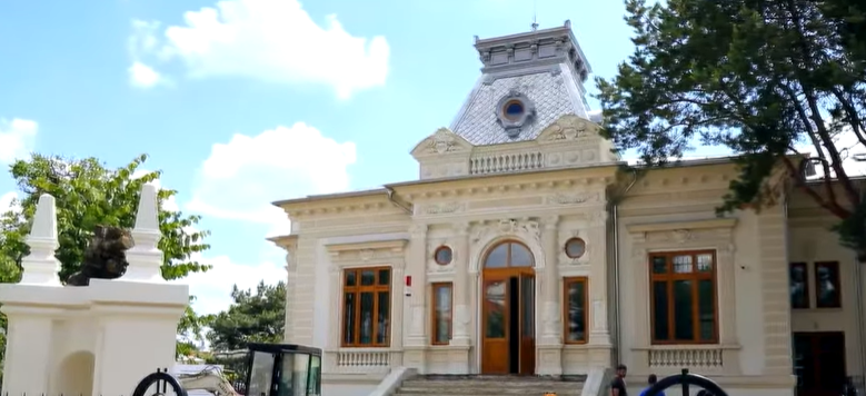 Casa Alaci din Focșani, monument istoric şi sediul Secţia de istorie şi arheologie a Muzeului Vrancei. în pericol de a fi retrocedată moştenitorilor după ce a fost restaurată şi modernizată cu peste 6 milioane de euro