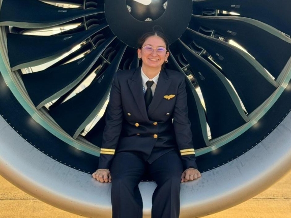 Cel mai tânăr pilot din Italia are 24 de ani / Linda Calistri: „Doar italienii mă pun la îndoială” / ”Să petreci 15 ore în cabină nu este chiar atât de distractiv”
