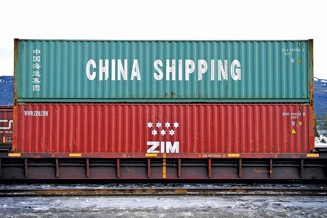 China accelerează comerţul global: Exporturile explodează cu aproape 22% la începutul anului, iar excedentul comercial urcă la un nivel record, 213 miliarde dolari. În acelaşi timp, importurile chineze au urcat cu 20%