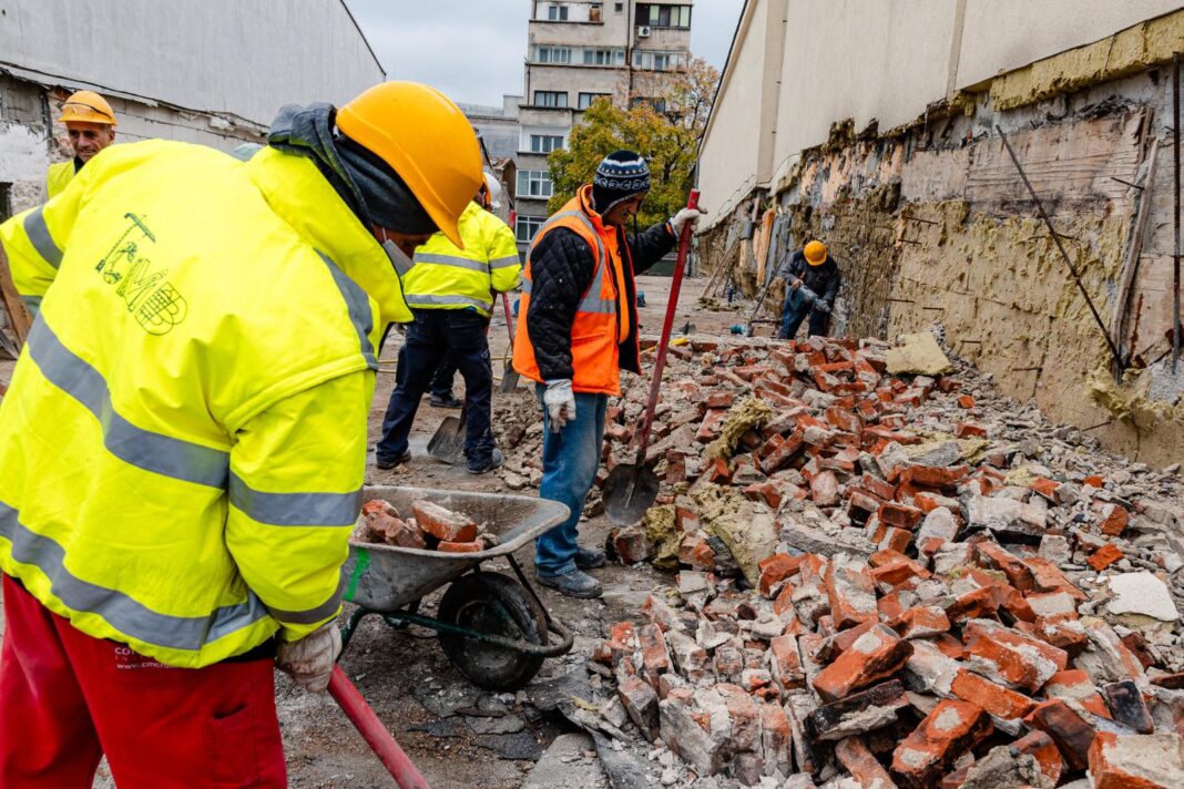 Ciprian Ciucu a semnat 15 dispoziţii de desfiinţare a unor construcţii ilegale / Primarul Capitalei va discuta cu reprezentanţii industrei HORECA