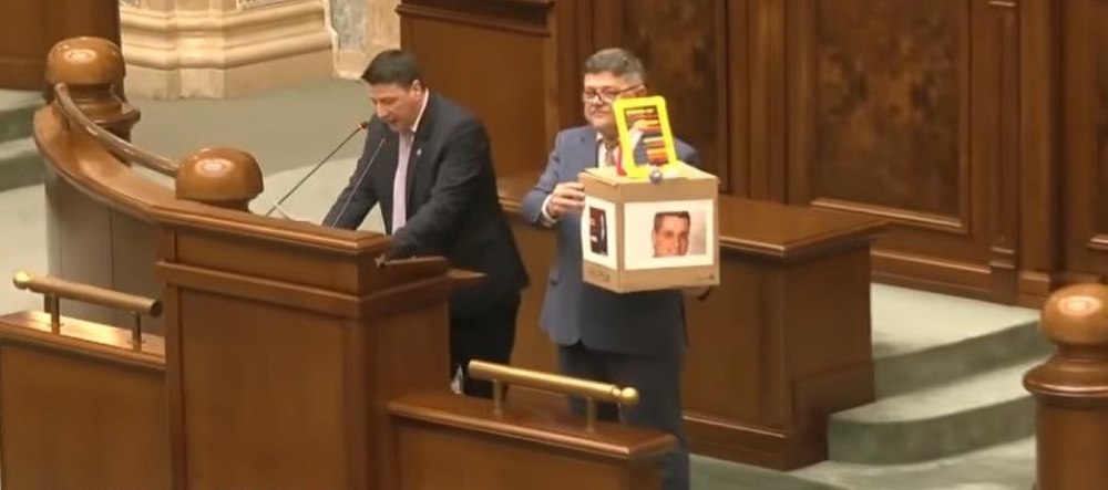 Circ în Senat: suzete și un abac pentru Dragoș Pîslaru. Moțiunea împotriva ministrului Investițiilor a fost respinsă