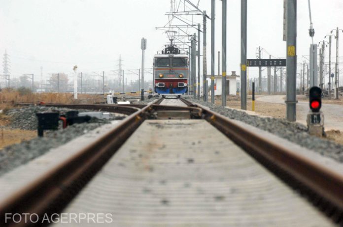 Circulaţia trenurilor, suspendată temporar în staţia Feteşti din cauza unei avarii la alimentarea cu energie electrică/ Tren scos cu o locomotivă diesel / CFR SA: „Circulația în zonă poate înregistra întârzieri”