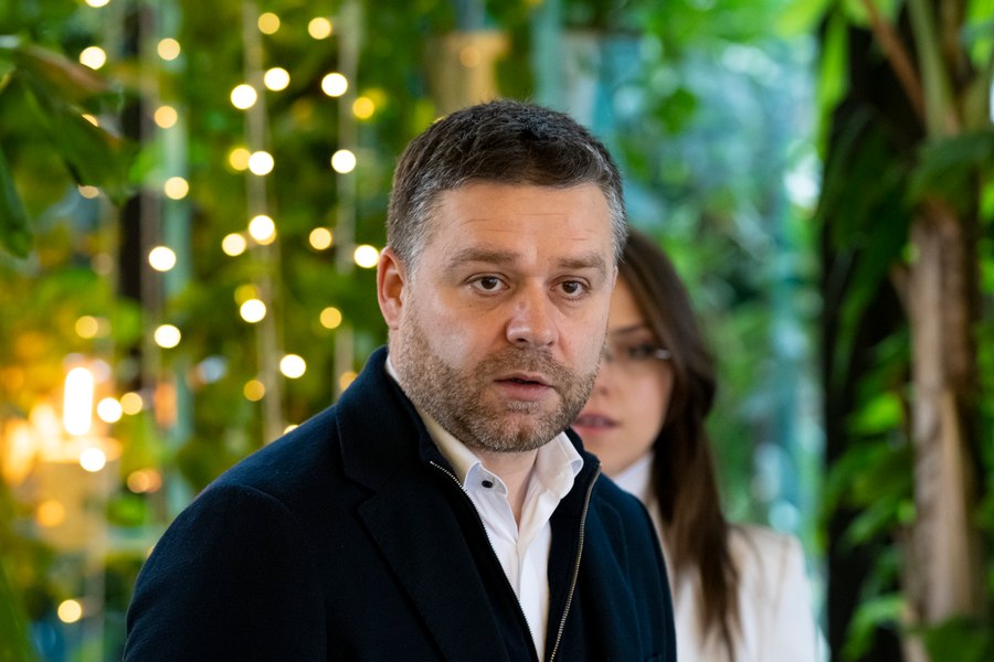 Ciucu „declară război” firmelor care lipesc ilegal postere în oraș. „Este Capitala României și este rușinos!”
