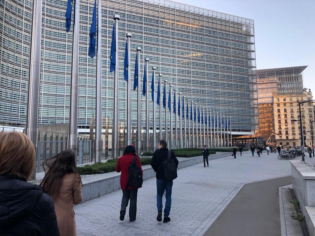 Comisia Europeană a aprobat împrumuturile SAFE pentru Franţa şi Cehia, dar întârzie o decizie în cazul Ungariei