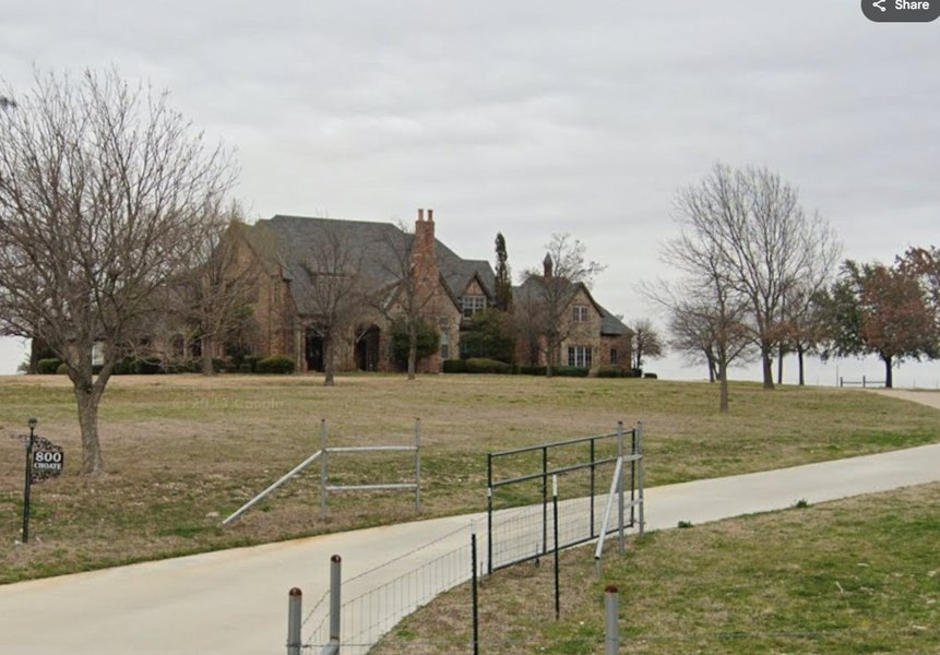 Conac de 5 milioane de dolari închiriat pe Airbnb, devastat după o petrecere cu 800 de tineri: focuri de armă, pereți distruși și mobilă scoasă