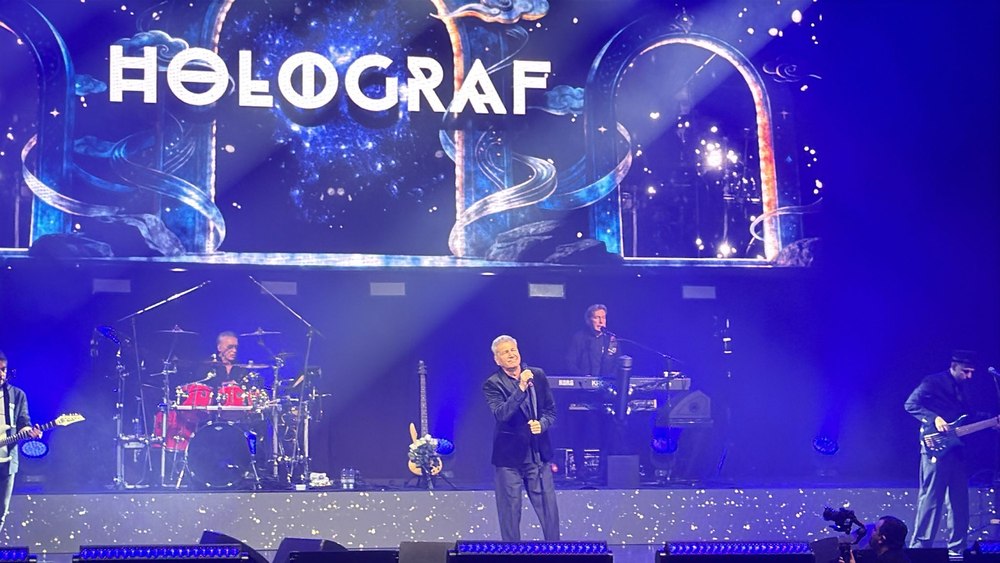 Concert emoționant Holograf la Sala Palatului, „în onoarea și amintirea celui care a fost Iulian Vrabete”. Pe scenă a urcat fiul regretatului basist