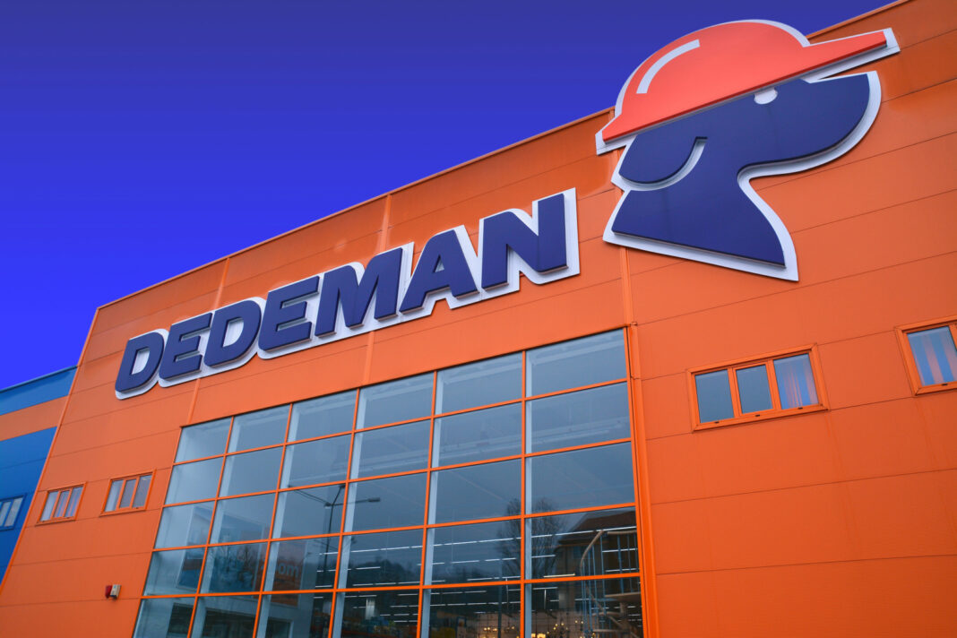 Consiliul Concurenței analizează tranzacția prin care compania proprietarilor Dedeman cumpără Carrefour România