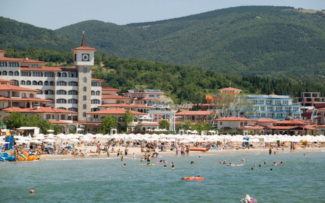 Criză de personal în turismul bulgar: 86% din angajați vor fi străini în 2026