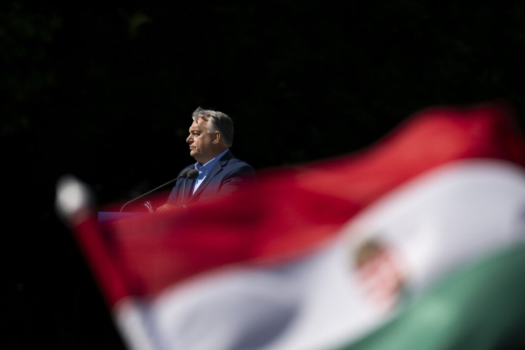 Cu o lună înainte de alegeri, Viktor Orban a acoperit străzile Budapestei cu portretele lui Zelenski, ale Ursulei von der Leyen și ale lui Manfred Weber