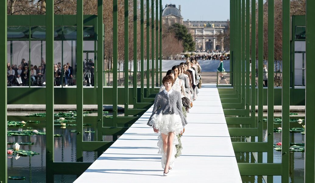 Cum a explorat Jonathan Anderson noua identitate Dior la Paris Fashion Week colecția Toamnnă-Iarnă 2026-2027