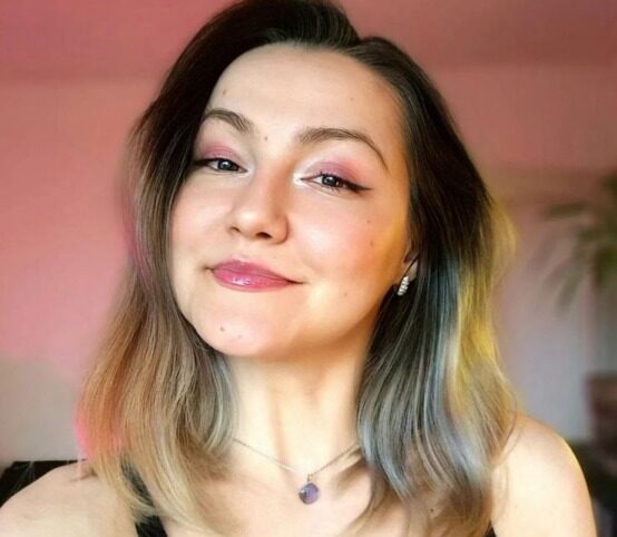 Cum l-a transformat Oana Lasconi pe dictatorul criminal Ali Khamenei într-un ”lider feminist și moral” pe Instagram: Relativizarea masacrelor din “perspectivă marxistă”, cu retorică violentă și teorii ale conspirației