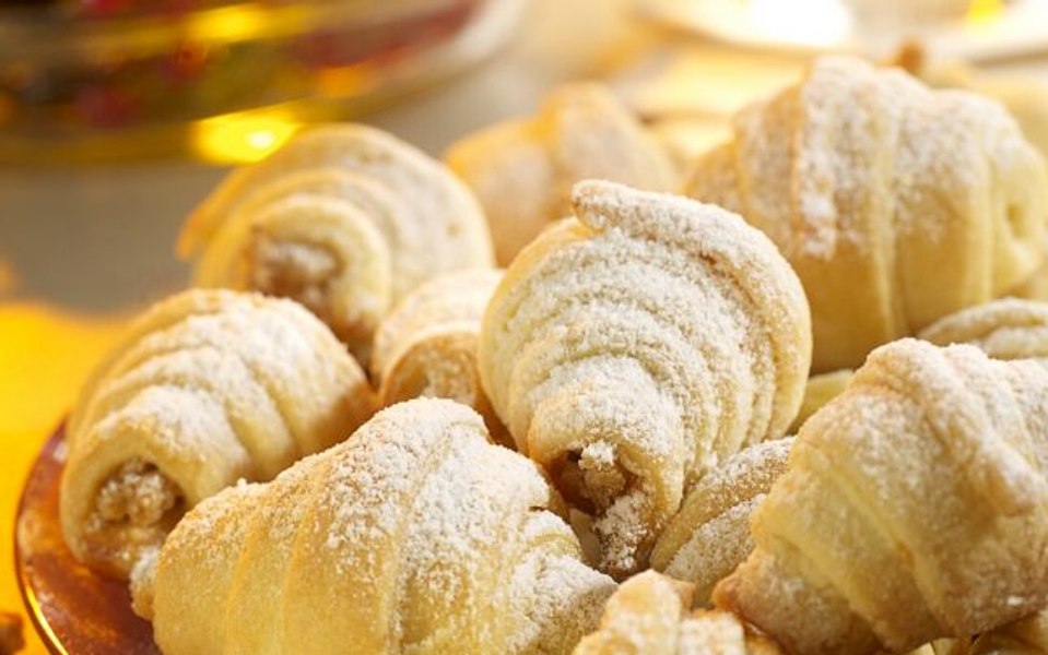 Cum să faci cele mai fragede și delicioase cornulețe de post cu apă minerală și gem