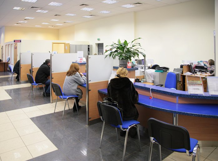 Cum stăteau băncile din România cu lichiditatea când a izbucnit conflictul din Iran? Piaţa interbancară a încheiat luna februarie cu excedent de lichiditate de circa 9 mld. euro, medie zilnică, iar ROBOR la 3 luni scăzuse spre 5,7%. Ieri, ROBOR era la 5,89%