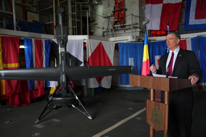 Darryl Nirenberg, ambasadorul SUA, a luat parte la o demonstrație militară cu drone americane