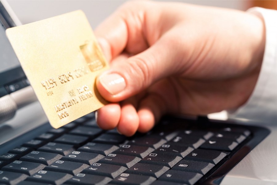 De ce cumpărăm impulsiv online? Șase întrebări pe care să ni le punem înainte de a face orice achiziție