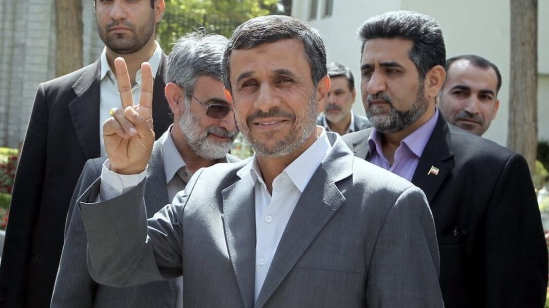 De ce fostul președinte iranian mai este încă util / Declarat inițial mort după o lovitură asupra locuinței sale unde era păzit de regim, Mahmoud Ahmadinejad a evadat și a dispărut / De mai bine de un deceniu el e considerat un opozant al regimului