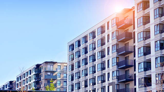 De ce România bate Franţa, Germania sau Spania la achiziţia locuinţelor? Comparativ cu Germania, Franţa sau Spania, un buget de 150.000 de euro în România permite achiziţia unui apartament de 3 camere şi 75 de metri pătraţi, în timp ce în capitala Franţei sau în Berlin aceiaşi bani abia ajung doar pentru o garsonieră