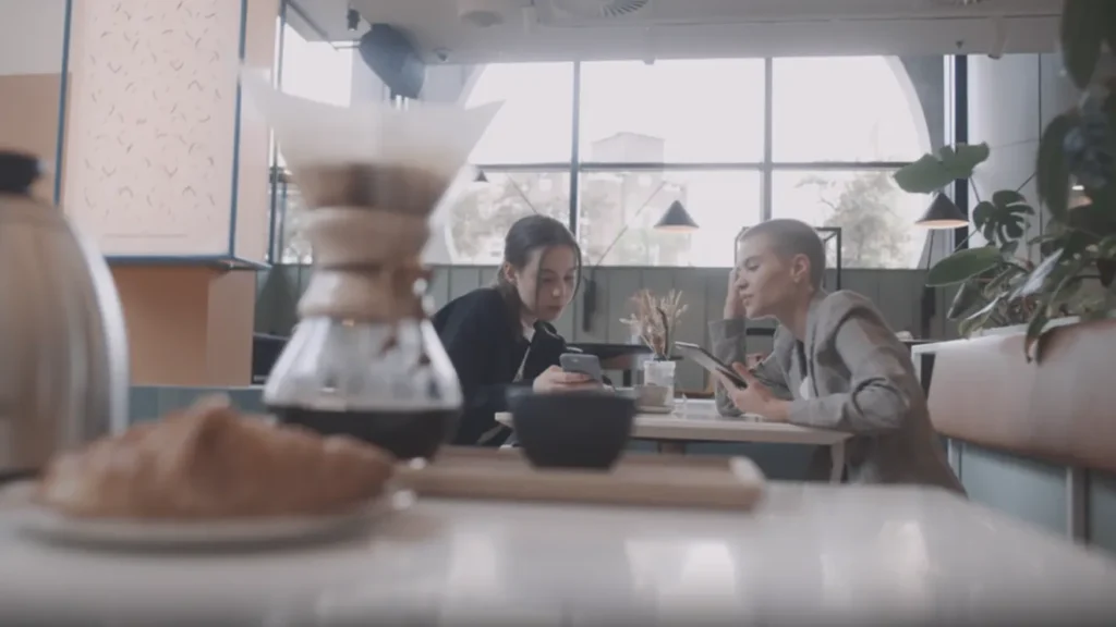 De ce tot mai mulți oameni comandă, în cafenelele de specialitate, V60 – metoda japoneză de preparare manuală / Barista: Cafeaua filtrată devine noul ritual urban