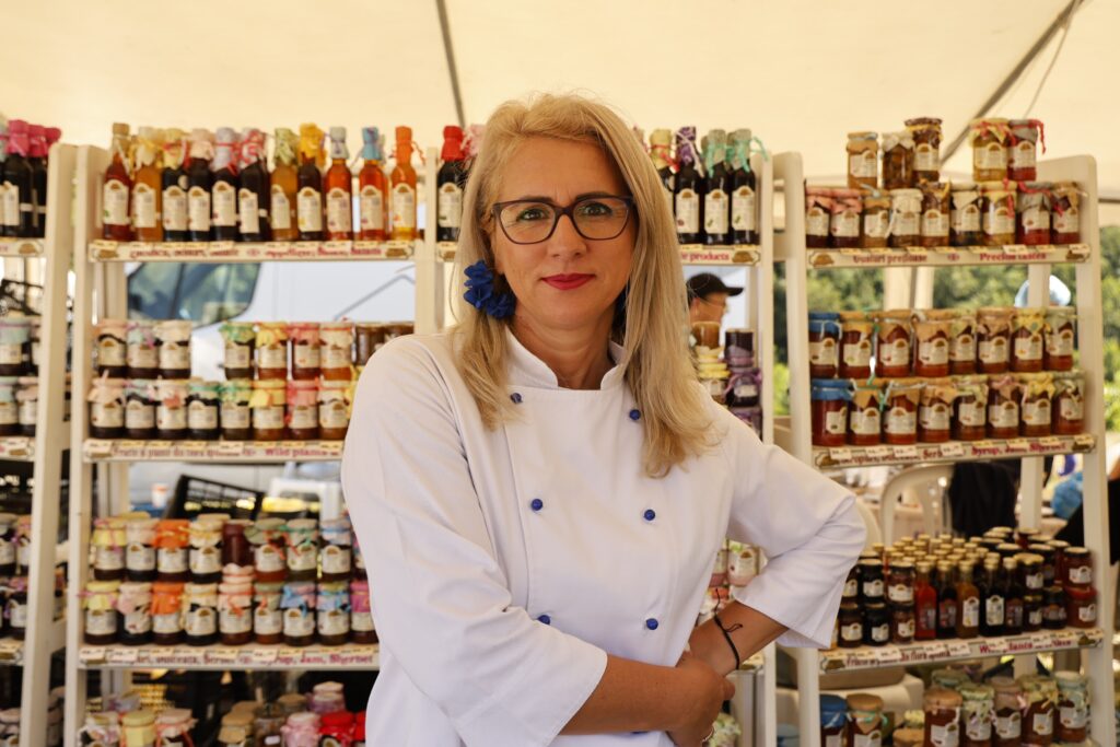 Delicatesele din Poiana Fermecată / De la o pensiune ascunsă între munți la o gamă de produse artizanale care duc gustul naturii în toată lumea / Ramona Pîrvu: „Reinventăm rețete vechi, le combinăm, le sofisticăm, dar păstrând stilul și modul de lucru complet manual”
