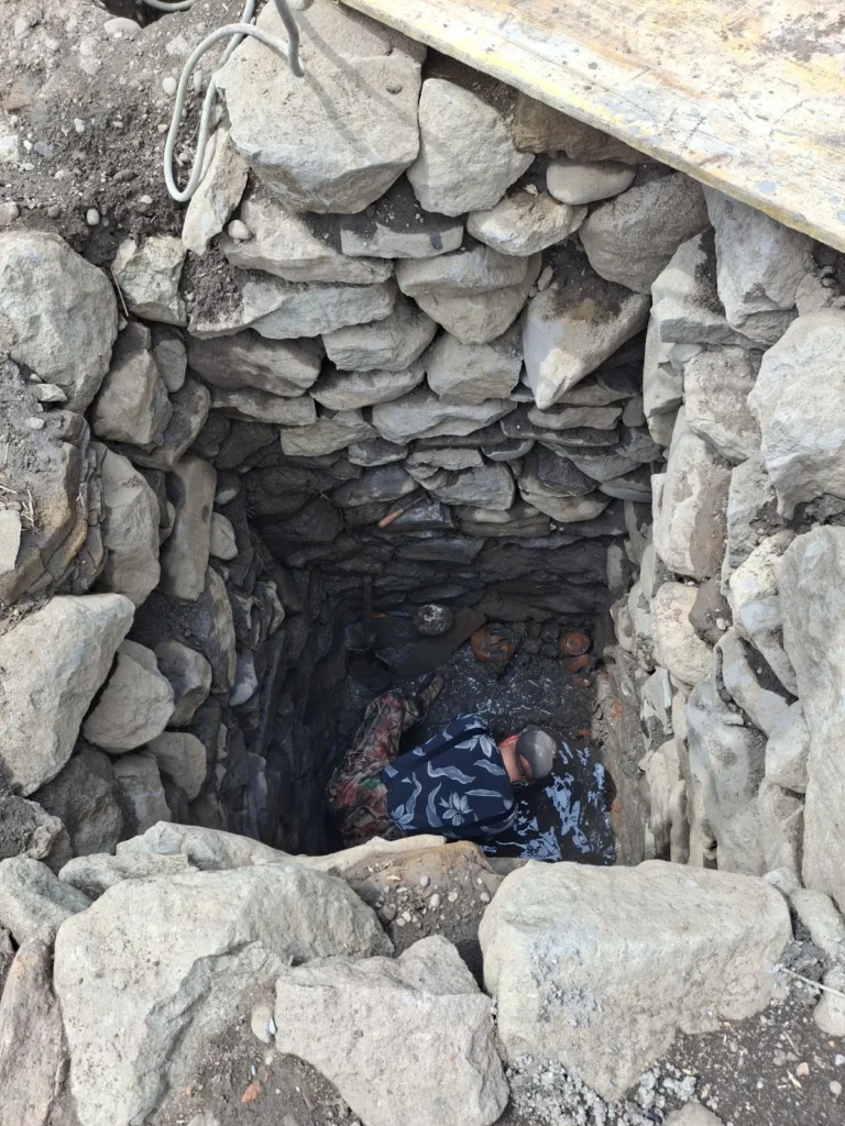 Descoperiri arheologice în curtea comandamentului castrului din Călugăreni (Mureș) / Vas de bronz, ceramică inscripţionată şi o „cisternă” romană / ”Vremsă înţelegem mai bine aprovizionarea cu apă a acestei armate”