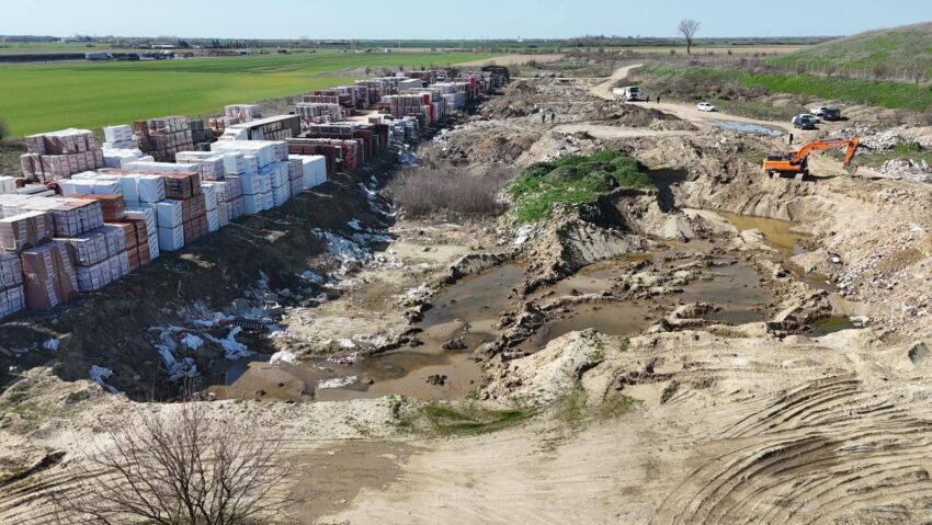 Dezastru ecologic descoperit în județul Timiș: deșeuri îngropate pe suprafețe întinse / Una dintre gropile de gunoi se află pe terenul unei primării