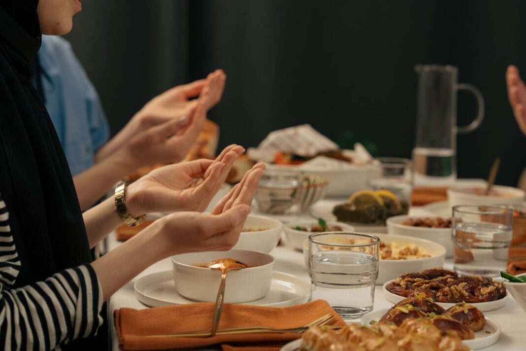 Din 20 martie, timp de trei zile, musulmanii sărbătoresc Ramazan Bayram / Ce este, de ce e denumită popular ”sărbătoarea dulce” și cum petrec musulmanii din România