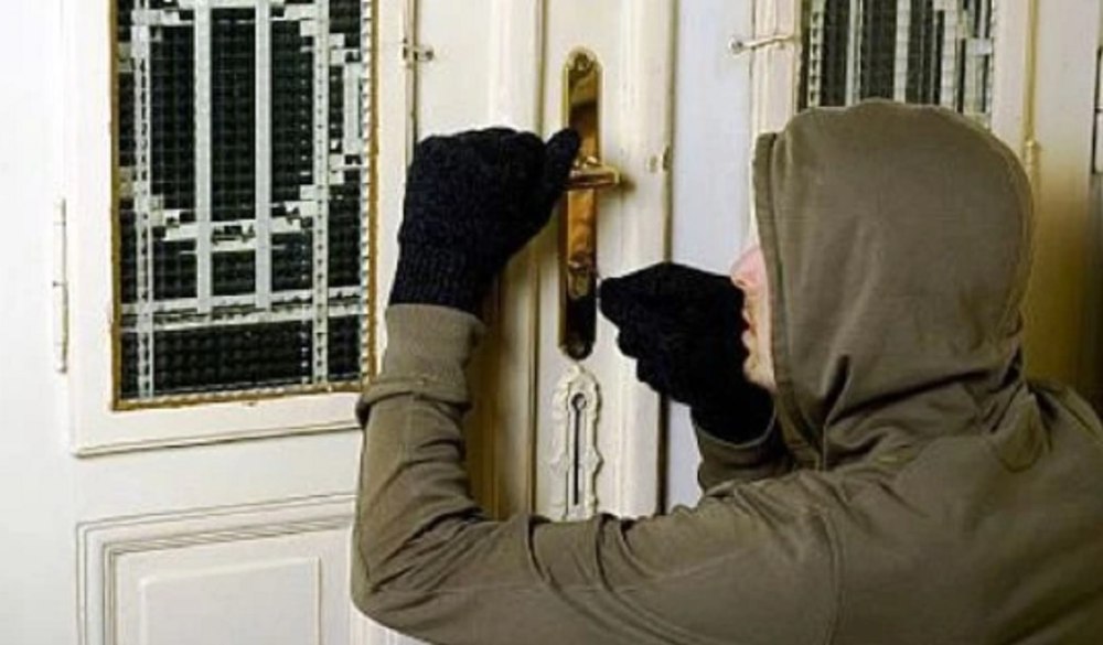 Doi basarabeni, serie de spargeri spectaculoase în România. Casele victimelor erau monitorizate cu camere video