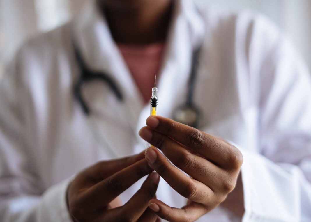 Doi medici din Sfântu Gheorghe, trimiși în judecată pentru ucidere din culpă și falsificarea fișelor medicale / Un pacient a murit din cauza unor afecțiuni nediagnosticate și netratate