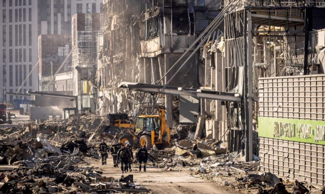 Doliu în Harkov, în 9 martie, după atacul cu rachete asupra unui bloc de locuințe / Au murit aici 7 persoane, inclusiv 2 copii