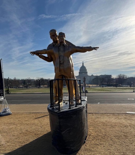 Donald Trump și Jeffrey Epstein, imortalizați într-o sculptură care copiază celebra scenă din Titanic. Ce a scris artistul pe soclu