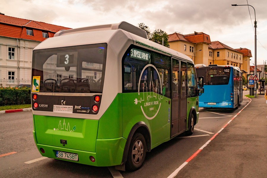 Două pensionare au căzut din autobuz la plecarea din staţie a vehiculului. Femeile au ajuns la spital